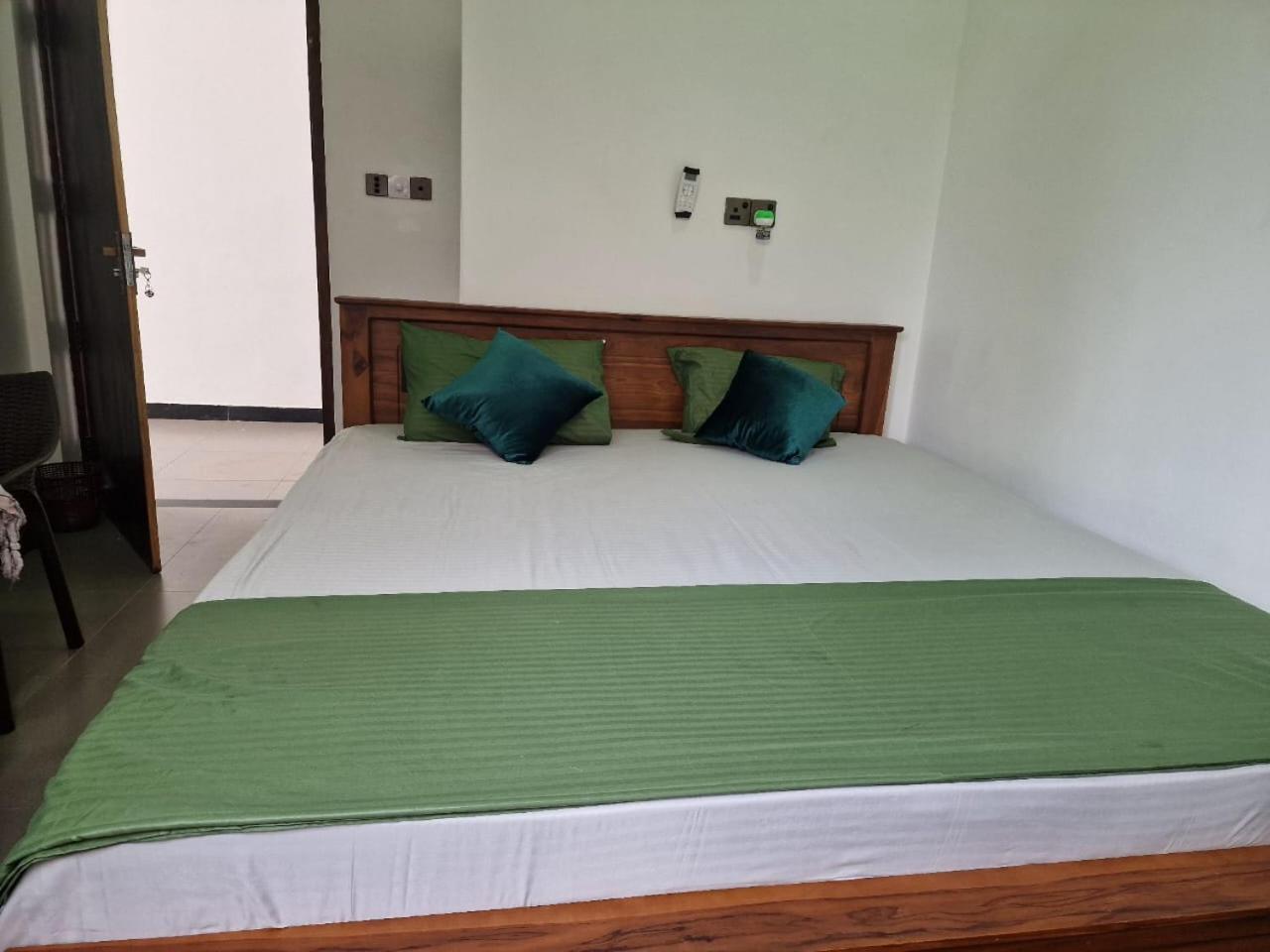 Javi Holiday Home Trincomalee Exteriör bild